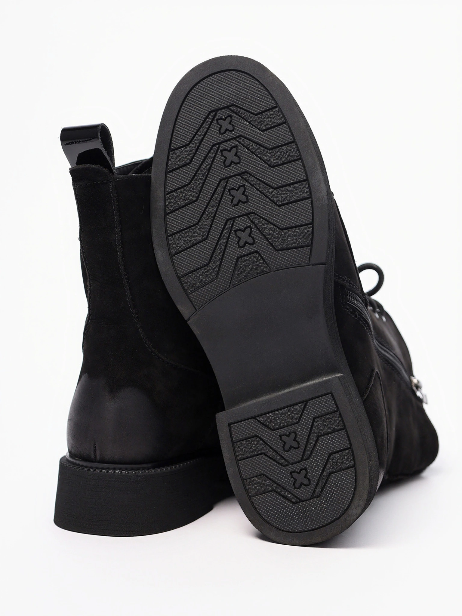 Ботинки-дерби черного цвета на среднем каблуке